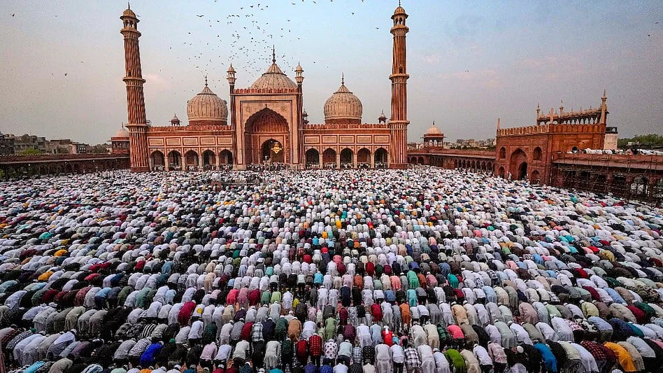 देशभर में मनाया जा रहा है ईद-उल-अज़हा का त्योहार, मस्जिदों में मांगी जा रही अमन-खुशहाली की दुआ, सुरक्षा के कड़े इंतजाम   