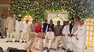 लखनऊ में शाही अंदाज में हुई रिंकू सिंह और प्रिया सरोज की सगाई, आशीर्वाद देने अखिलेश-जया समेत पहुंचीं कई हस्तियां