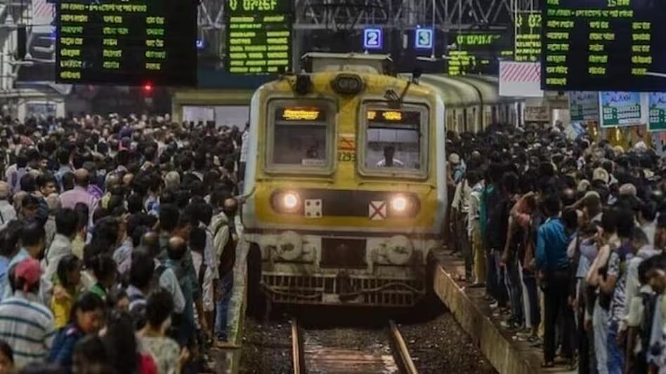 मुंबई में लोकल ट्रेन से गिरकर 4 यात्रियों की मौत, राहुल गांधी बोले- 'न जवाबदेही, न बदलाव, सिर्फ़ प्रचार'