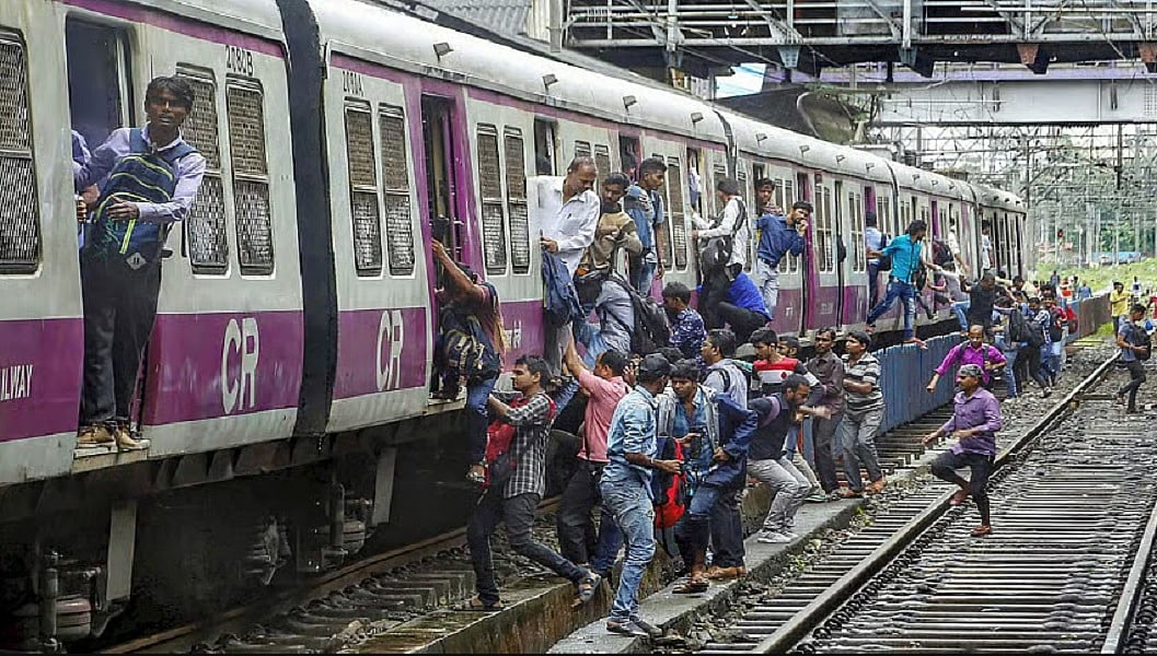ठाणे की घटना के बाद जागा रेल मंत्रालय, मुंबई की सभी लोकल ट्रेन में स्वचालित दरवाजे लगाने का लिया फैसला