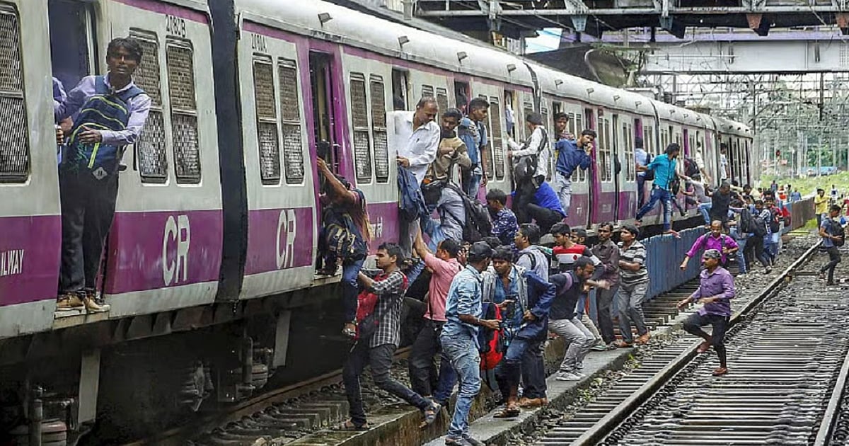 मुंबई में भारी बारिश से उपनगरीय रेल सेवाएं प्रभावित, 39 से ज्यादा ट्रेनें रद्द, झीलों में भरा लबालब पानी