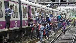 ठाणे की घटना के बाद जागा रेल मंत्रालय, मुंबई की सभी लोकल ट्रेन में स्वचालित दरवाजे लगाने का लिया फैसला