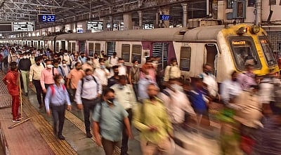 मुंबई के मुंब्रा रेलवे स्टेशन के पास बड़ा हादसा, लोकल ट्रेन से गिरे कई लोग, कुछ लोगों की मौत