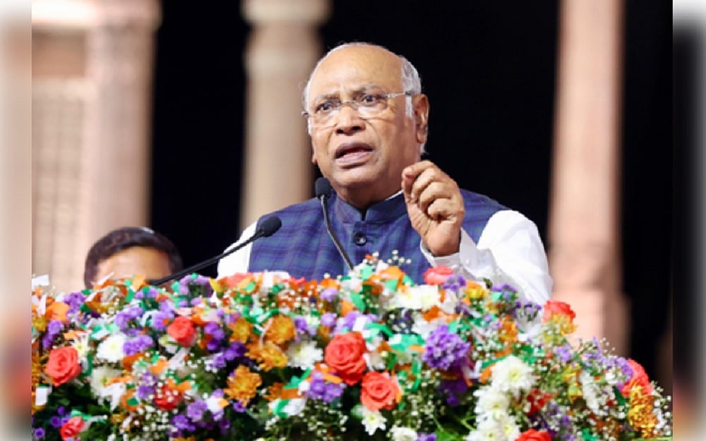 खड़गे ने लोकसभा उपाध्यक्ष के रिक्त पद को लेकर सरकार को घेरा, कहा- पीएम मोदी को लोकतंत्र पर बोलने को कोई हक नहीं