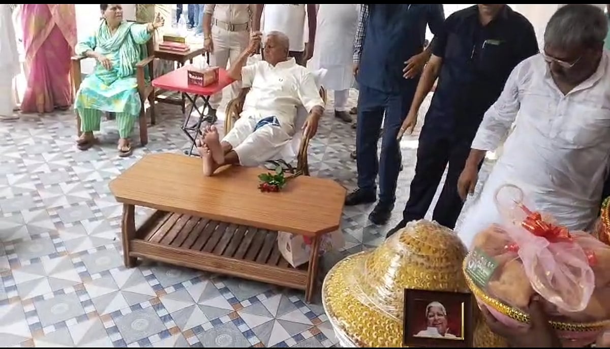 लालू यादव ने जन्मदिन पर काटा गया 78 पाउंड का केक, कार्यकर्ताओं में उत्साह, बैंड-पार्टी के साथ बधाई देने पहुंचे कार्यकर्ता