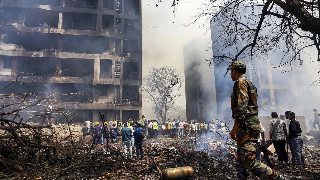 अहमदाबाद विमान हादसे में अब तक 204 लोगों की मौत, शव अस्पताल लाए गए, DNA टेस्ट से होगी मृतकों की पहचान