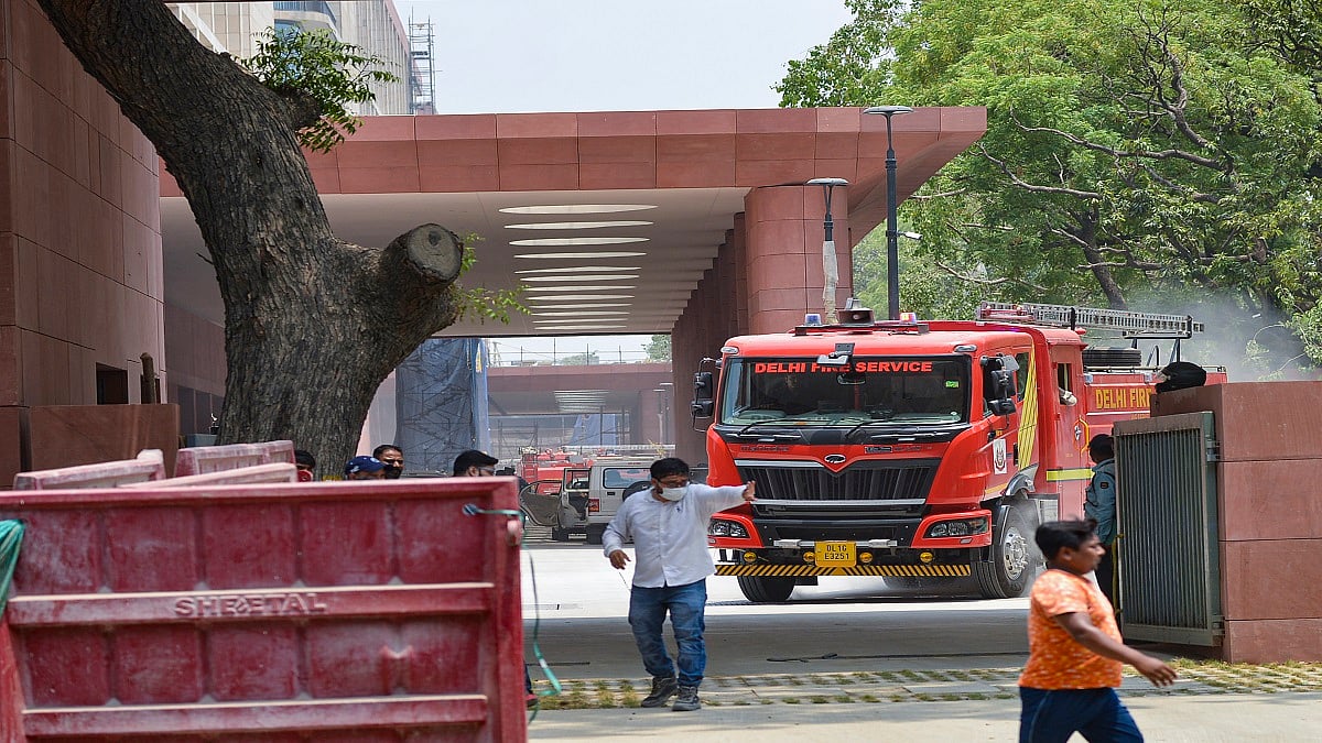दिल्ली: जनपथ रोड पर सीसीएस इमारत में लगी आग, किसी के हताहत होने की खबर नहीं