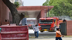 दिल्ली: जनपथ रोड पर सीसीएस इमारत में लगी आग, किसी के हताहत होने की खबर नहीं