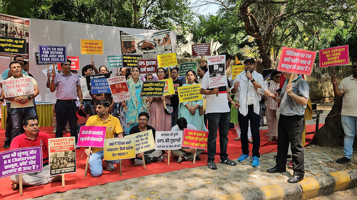 दिल्ली: DPS द्वारका के खिलाफ अभिभावकों का जंतर मंतर पर प्रदर्शन, सरकार से स्कूल को टेकओवर करने की मांग