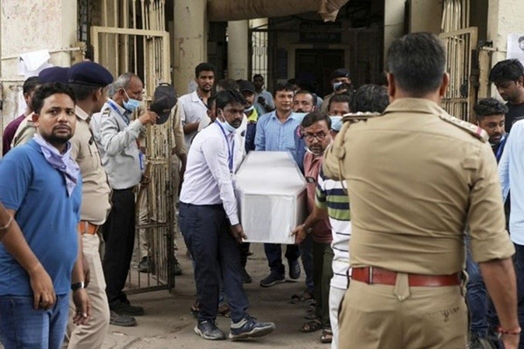 अहमदाबाद प्लेन क्रैशः डीएनए मिलान से 99 मृतकों की पहचान हुई, 64 लोगों के शव परिजनों को सौंपे गए