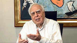 'निर्वाचन आयोग हमेशा मोदी सरकार के हाथों की ‘कठपुतली’ रहा है', कपिल सिब्बल ने बीजेपी और EC को घेरा