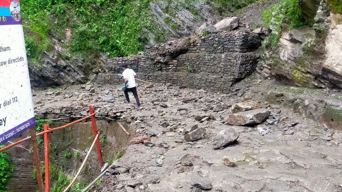 केदारनाथ पैदल मार्ग पर फिर बड़ा हादसा, भूस्खलन की चपेट में आने से दो श्रद्धालुओं की मौत, तीन घायल