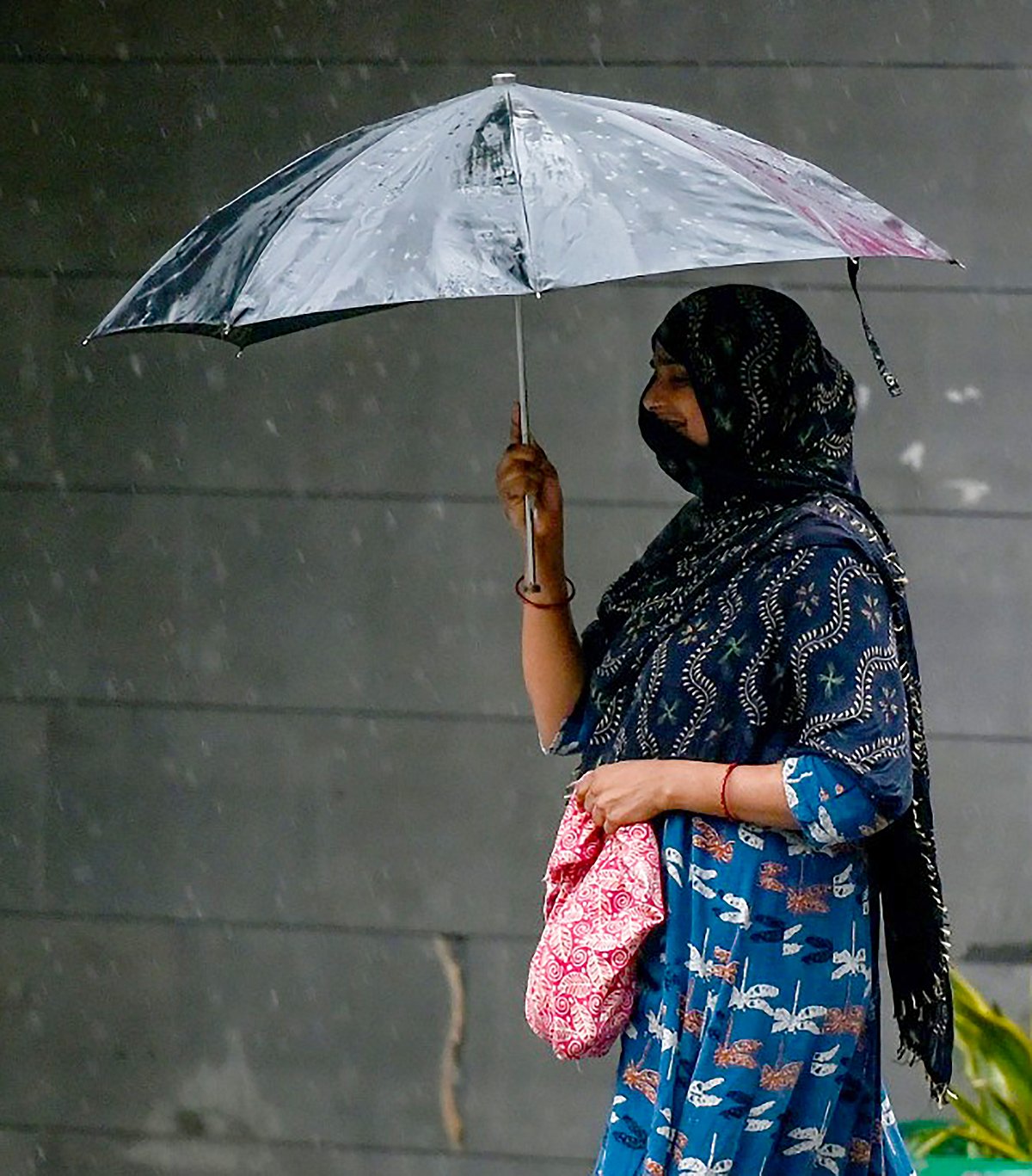 दिल्ली-एनसीआर में बारिश को लेकर येलो अलर्ट जारी, तापमान में गिरावट दर्ज, जानें अगले दो दिन कैसा रहेगा मौसम?
