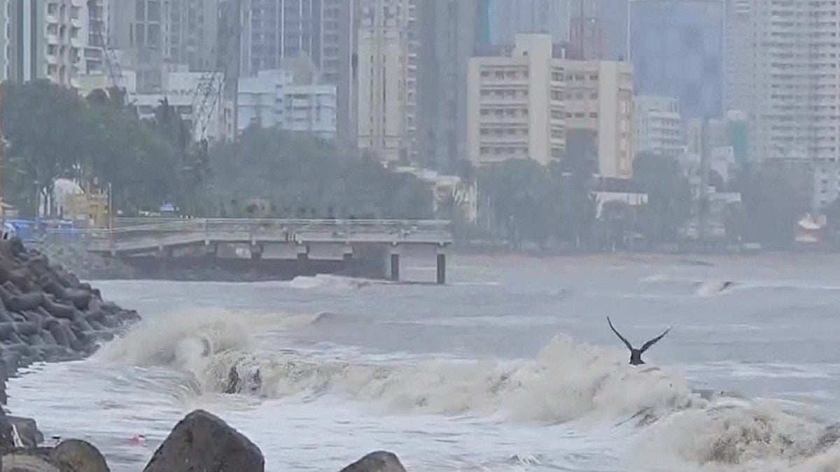 मुंबई से सूरत तक बारिश का कहर! जलभराव से लोगों की बढ़ी मुश्किलें, रायगढ़ में कुंडलिका नदी खतरे के निशान के पार