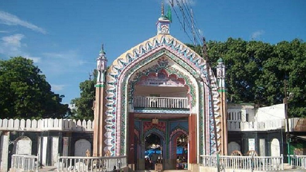 यूपी के बहराईच स्थित गाज़ी बाबा की दरगाह, जहां मशहूर जेठ मेला लगता था। लेकिन इस बार सरकार न कानून व्यवस्था के नाम पर मेले की इजाजत नहीं दी