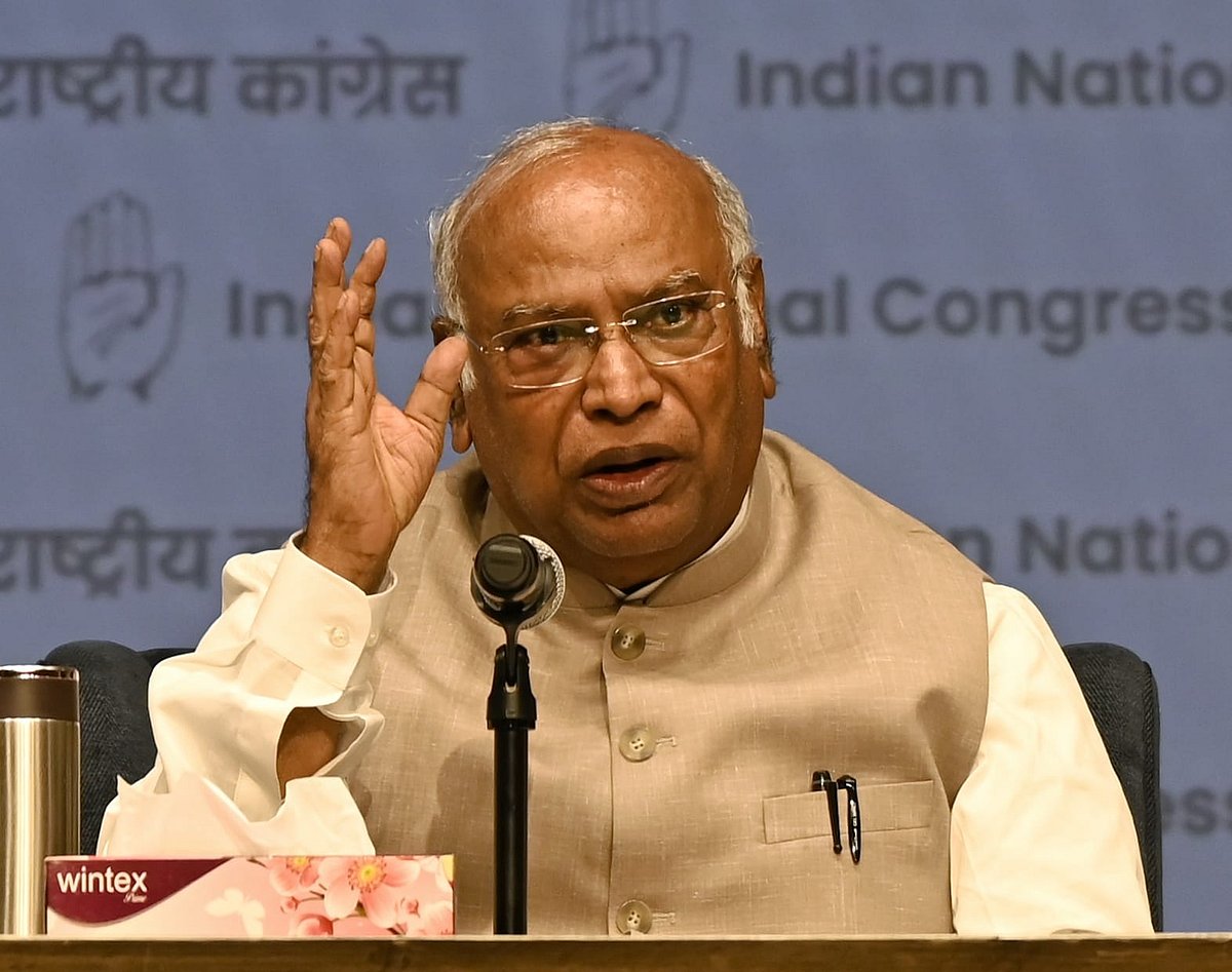 मोदी सरकार के हाथों की कठपुतली बन गया है निर्वाचन आयोग, मतपत्र से चुनाव कराए जाएंः  खड़गे