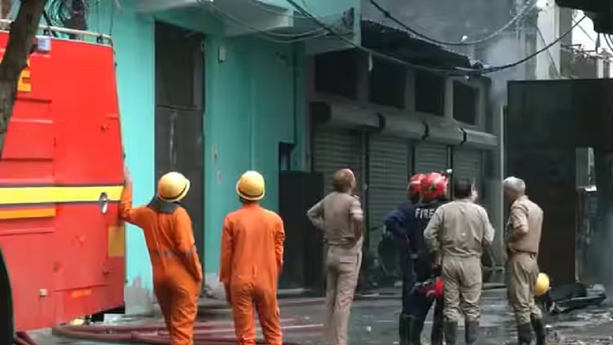 दिल्ली के रिठाला में पॉलिथीन फैक्ट्री में भीषण आग लगने से 3 लोगों की दर्दनाक मौत, 3 लोग झुलसे
