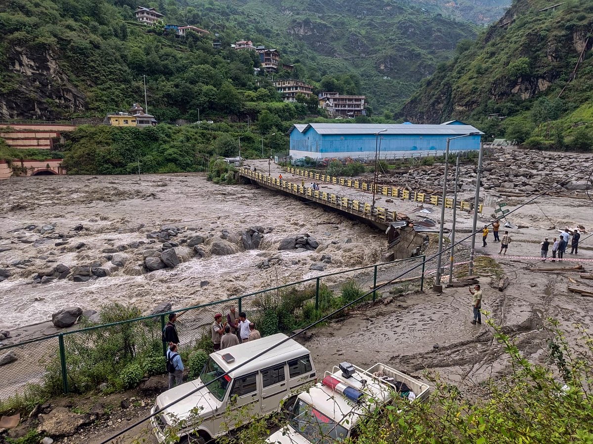 हिमाचल प्रदेश के कुल्लू जिले में बादल फटने से मची तबाही, कई घर क्षतिग्रस्त, तीन लोग लापता