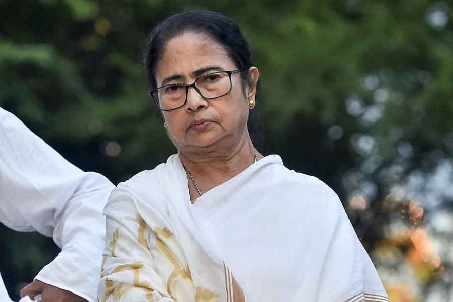 बड़ी खबर LIVE: ममता का आरोप- मतगणना केंद्र में मारपीट की गई, पेट और पीठ पर लातों से मारा गया