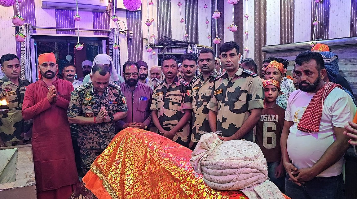 जम्मू-कश्मीर: चमलियाल दरगाह पर BSF ने चढ़ाई पहली चादर, मेले का किया गया आयोजन 