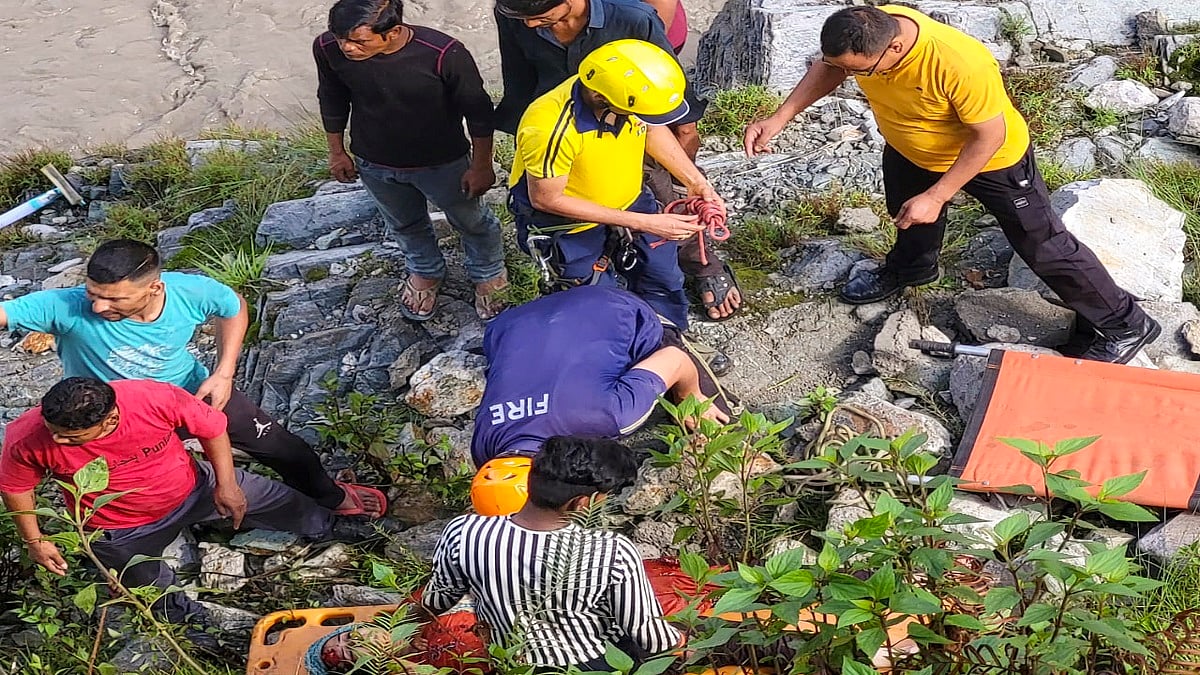 उत्तराखंड: मिनी बस हादसे में मृतकों की संख्या हुई तीन, अभी भी 9 लापता, अलकनंदा नदी में तलाश जारी