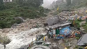 हिमाचल प्रदेश के कुल्लू-धर्मशाला में भारी बारिश और बाढ़ से भीषण तबाही, दो मजदूरों की मौत, कई लापता, तलाश जारी