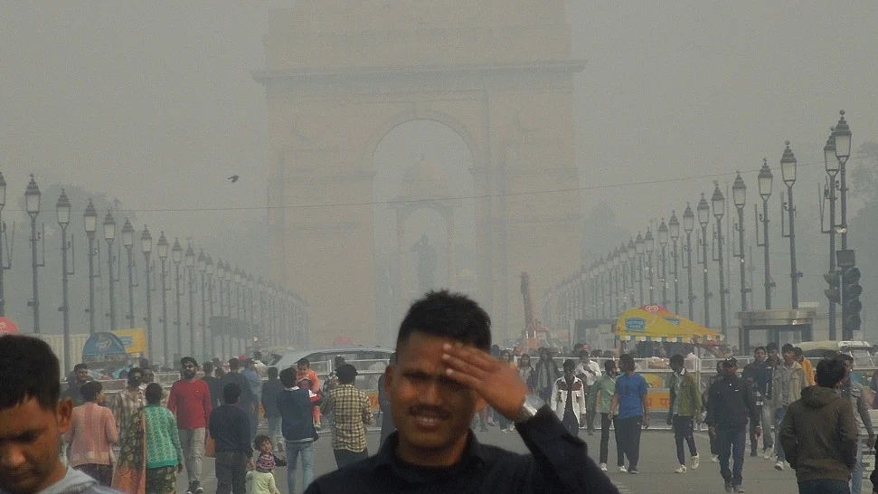 बढ़ते तापमान और जानलेवा प्रदूषण से हांफती दिल्ली, घर के बाहर खुली जगह पर नहीं है सुकून