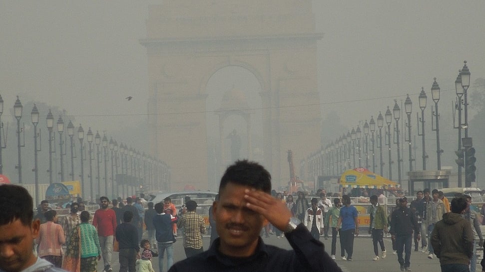 बढ़ते तापमान और जानलेवा प्रदूषण से हांफती दिल्ली, घर के बाहर खुली जगह पर नहीं है सुकून