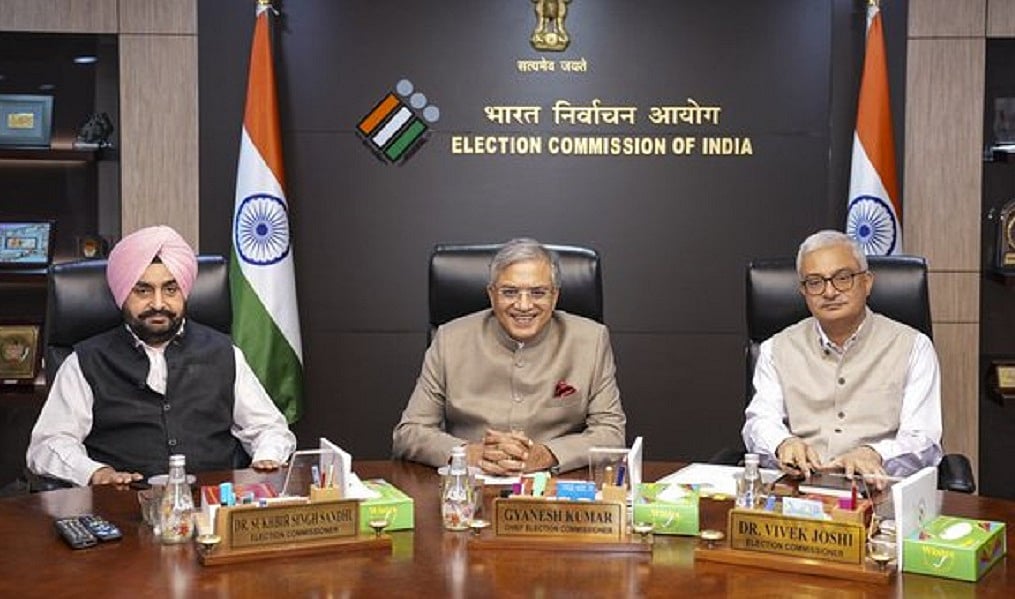 सुप्रीम कोर्ट में लगे झटके के बाद चुनाव आयोग ने राजनीतिक दलों पर फोड़ा ठीकरा, कहा- समय से बताया दिया होता तो...