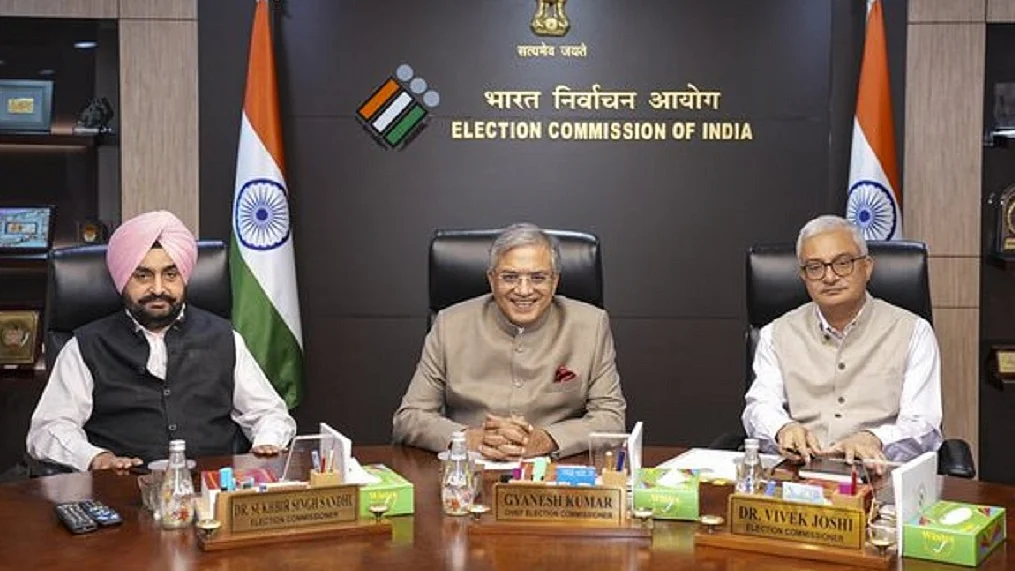 सुप्रीम कोर्ट में लगे झटके के बाद चुनाव आयोग ने राजनीतिक दलों पर फोड़ा ठीकरा, कहा- समय से बताया दिया होता तो...