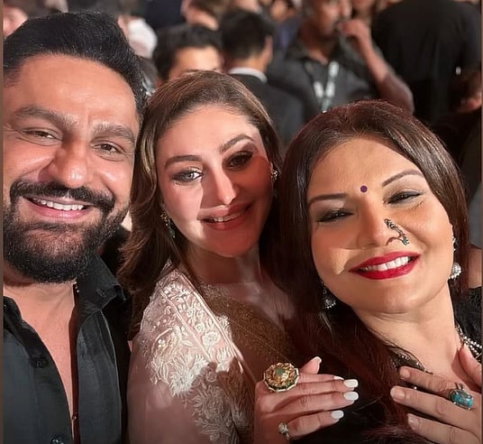 सिनेजीवन: शेफाली जरीवाला के निधन से सेलेब्स आहत और 'इलियाना डिक्रूज' ने दूसरे बेटे की तस्वीर शेयर कर बताया नाम भी