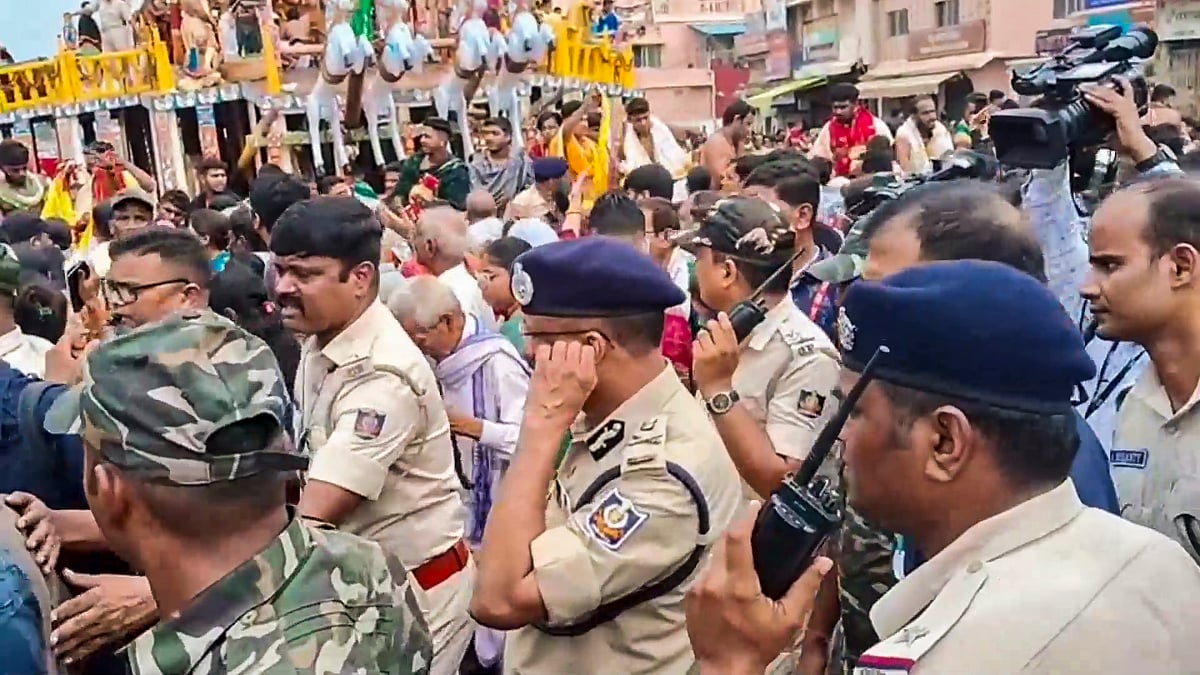 पुरी मंदिर में भगदड़: हादसे के बाद जिलाधिकारी और पुलिस अधीक्षक का तबादला, दो पुलिसकर्मी निलंबित