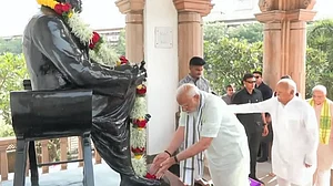 आकार पटेल/ राजनीति में संघ के 75 साल और आज की स्थितियों में झलकता उसका प्रतिबिंब