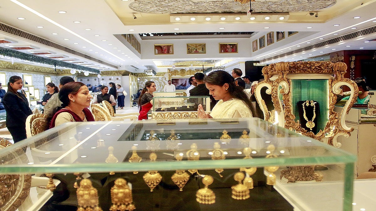 सोना-चांदी में अचानक बड़ी गिरावट क्यों? सोना ₹2700 टूटा, चांदी ₹12,800 गिरी, जानिए आज का नया रेट