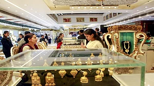 सोना-चांदी में अचानक बड़ी गिरावट क्यों? सोना ₹2700 टूटा, चांदी ₹12,800 गिरी, जानिए आज का नया रेट
