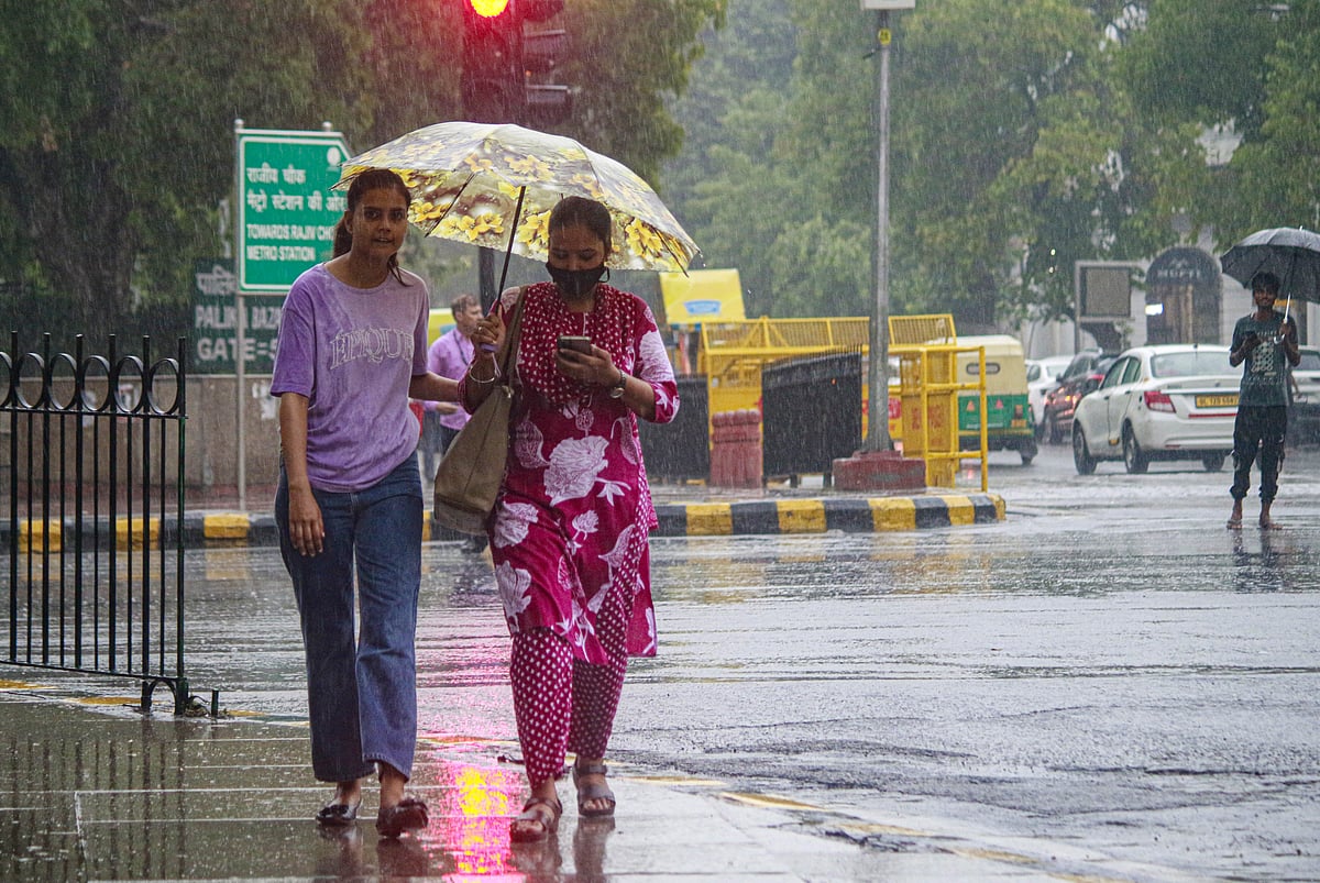 दिल्ली-NCR में बदला मौसम, बारिश और तेज हवाओं से भीषण गर्मी पर ब्रेक, IMD का येलो अलर्ट