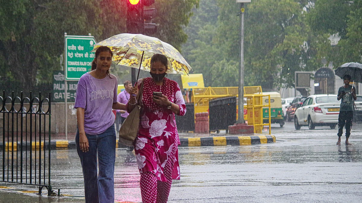 बारिश की वजह से दिल्ली-एनसीआर में भीषण गर्मी से लोगों को राहत मिली।