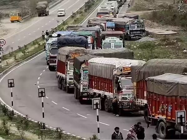 ई-चालान के खिलाफ ट्रांसपोर्टरों की बगावत: महाराष्ट्र में 2 लाख ट्रक अनिश्चितकालीन हड़ताल पर, जरूरी सेवाएं रहेंगी चालू 