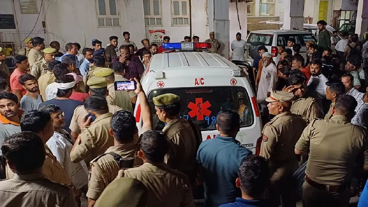 उत्तर प्रदेश के हापुड़ में भीषण सड़क हादसा, 4 बच्चों समेत 5 लोगों की दर्दनाक मौत