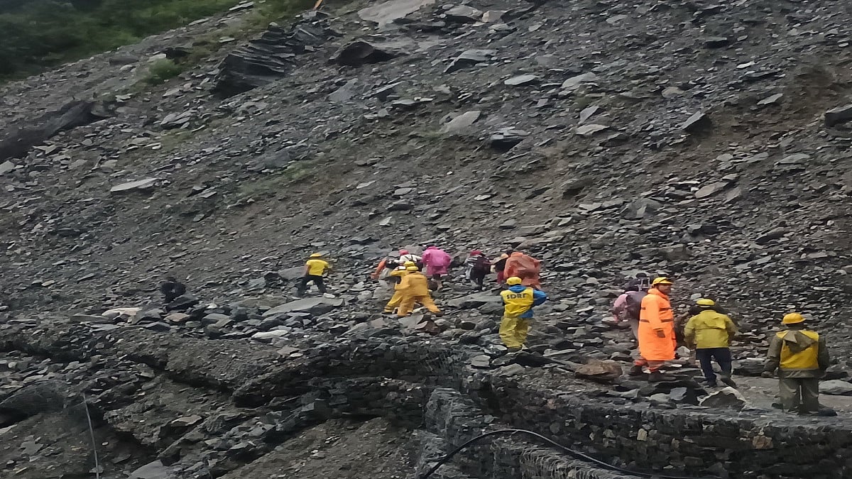 उत्तराखंड: केदारनाथ से लौट रहे श्रद्धालु स्लाइड जोन में फंसे, SDRF ने किया रेस्क्यू