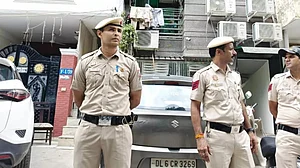 दिल्ली में सनसनीखेज वारदात, लाजपत नगर में डबल मर्डर, मालकिन ने डांटा तो नौकर ने मां-बेटे को काट डाला