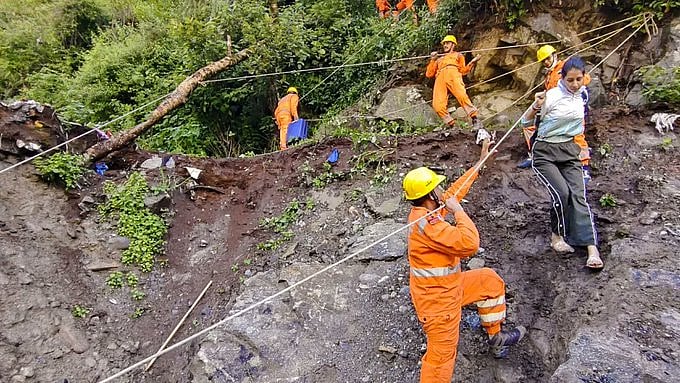 उत्तराखंड में भारी बारिश से तबाही, सैकड़ों सड़कें बंद, चारधाम यात्रा बाधित, वायुसेना के दो जवानों की हुई मौत
