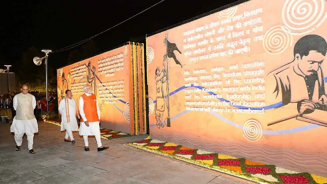दिल्ली में दीनदयाल उपाध्याय के प्रतिमा अनावरण के मौके पर प्रधानमंत्री मोदी (फोटो सौजन्य - बीजेपी)