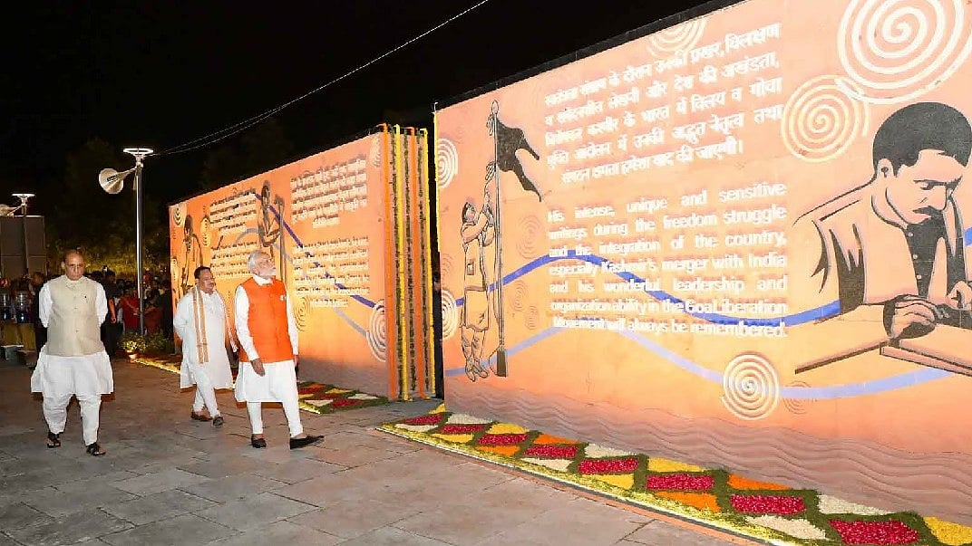 दिल्ली में दीनदयाल उपाध्याय के प्रतिमा अनावरण के मौके पर प्रधानमंत्री मोदी (फोटो सौजन्य - बीजेपी)