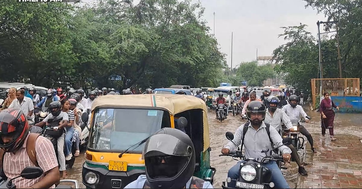 दिल्ली में बारिश बनी मुसीबत: जलभराव और जाम से ऑफिस जाने वाले परेशान, मौसम विभाग ने दी ये सलाह 