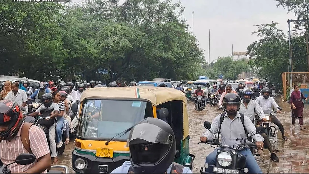 दिल्ली में बारिश के बाद भारी ट्रैफिक जाम की स्थिति देखी गई