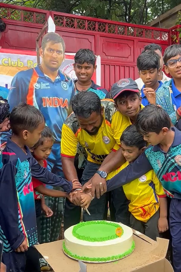 धोनी का बर्थडे मनाने उनके घर के बाहर पहुंचे फैंस, केक काटकर मनाया जन्मदिन 