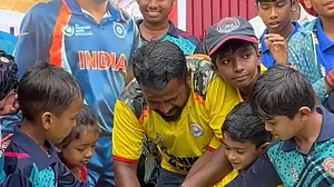 धोनी का बर्थडे मनाने उनके घर के बाहर पहुंचे फैंस, केक काटकर मनाया जन्मदिन