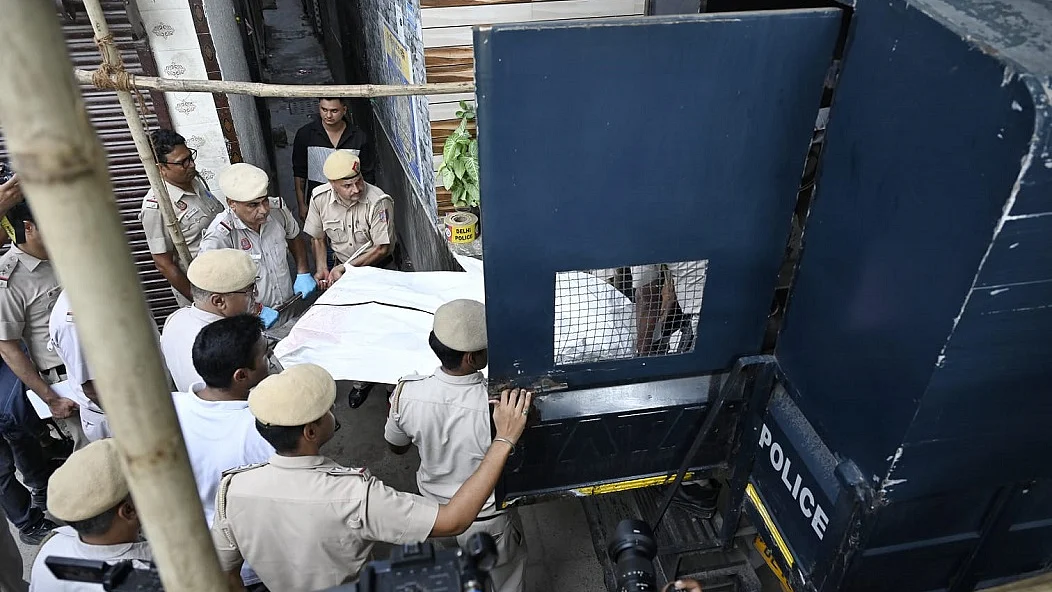 दिल्ली के मजनू का टीला इलाके में डबल मर्डर से सनसनी, युवती और 6 साल की बच्ची की चाकू से गोदकर हत्या (फोटोः विपिन)