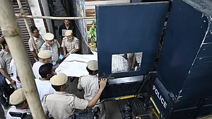 दिल्ली के मजनू का टीला इलाके में डबल मर्डर से सनसनी, युवती और 6 साल की बच्ची की चाकू से गोदकर हत्या
